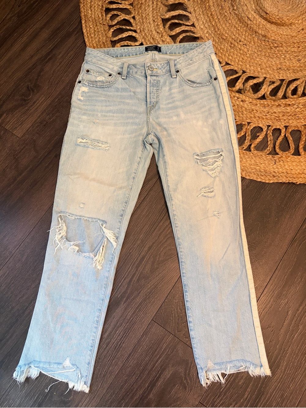 Abercrombie & Fitch Light Wash Distressed Straight Leg Jeans 0/25